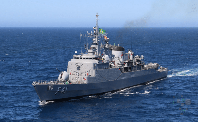Fragata “Defensora” fortalece cooperação naval entre Brasil, Índia e África do Sul