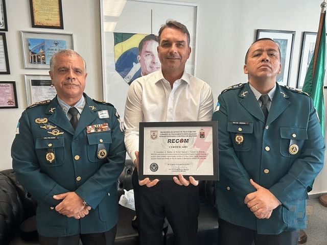 Senador Flávio Bolsonaro recebe Diploma de Amigo do RECOM e boina do TEN CEL PM Moreira