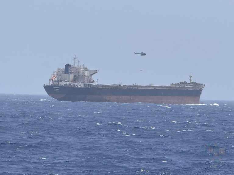 Marinha do Brasil realiza evacuação aeromédica de tripulante em alto mar