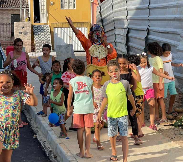 Capitania dos Portos distribui brinquedos e promove festa para crianças em Colônia de Pescadores