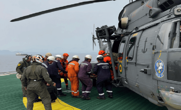 Marinha realiza evacuação aeromédica de tripulante em navio no litoral de Angra dos Reis