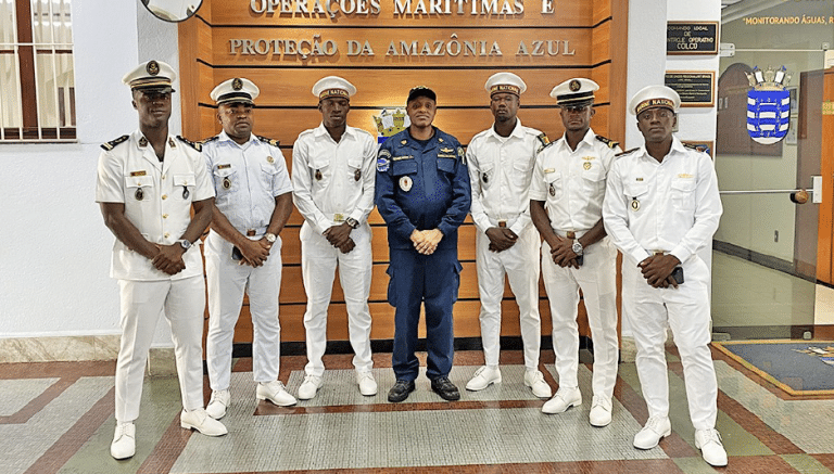 Marinha do Brasil adestra militares de Camarões no Controle de Tráfego Marítimo