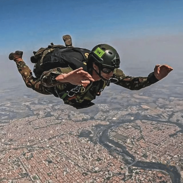 Exército Brasileiro forma novos mestres de salto livre em solenidade no Rio de Janeiro