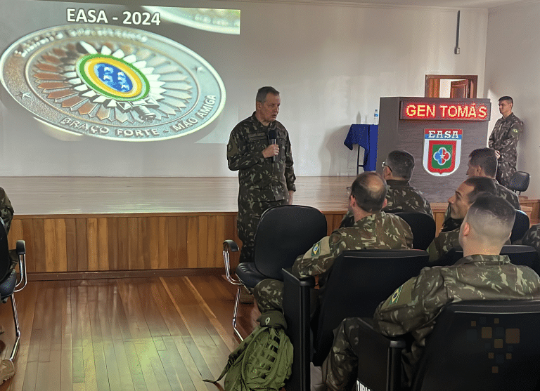 General Tomás Paiva visita Escola de Aperfeiçoamento de Sargentos em Cruz Alta