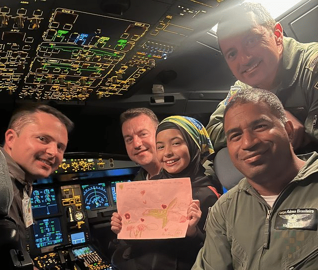 Gratidão em um gesto: criança desenha KC-30 da FAB que salvou sua família