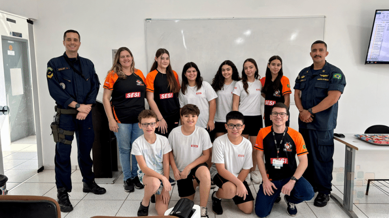 Alunos de robótica do SESI exploram tecnologia naval em visita à Marinha