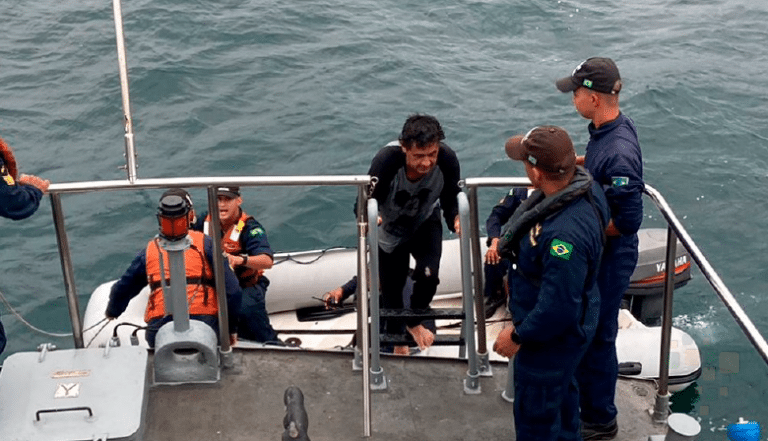 Marinha realiza resgate de sete tripulantes em Angra dos Reis