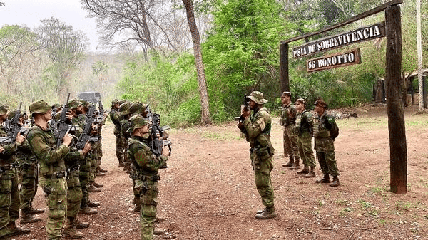 Marinha do Brasil realiza curso de Comandos Anfíbios no Pantanal