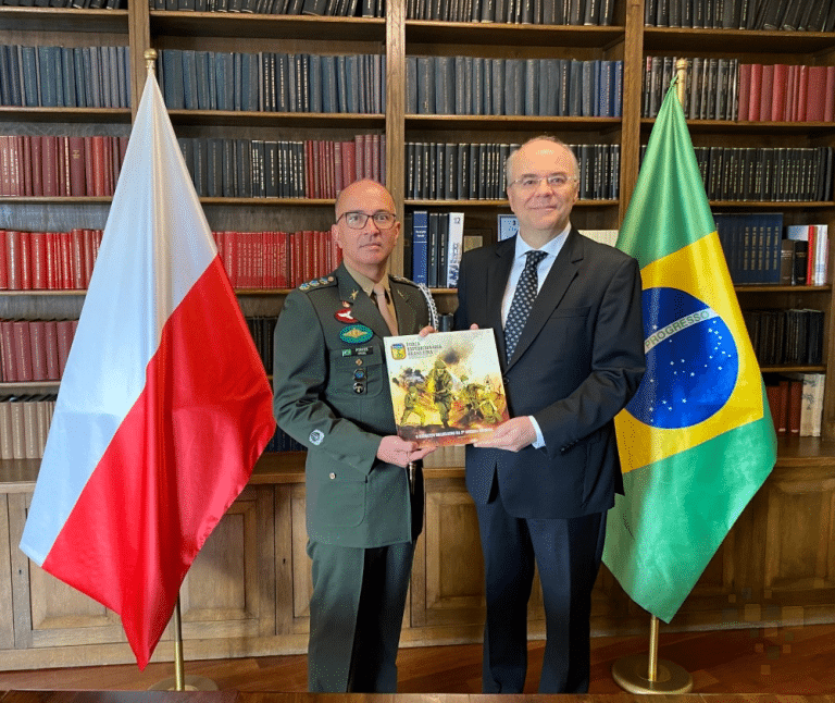 Exército Brasileiro presenteia Polônia com livro da FEB em polonês, reforçando laços históricos
