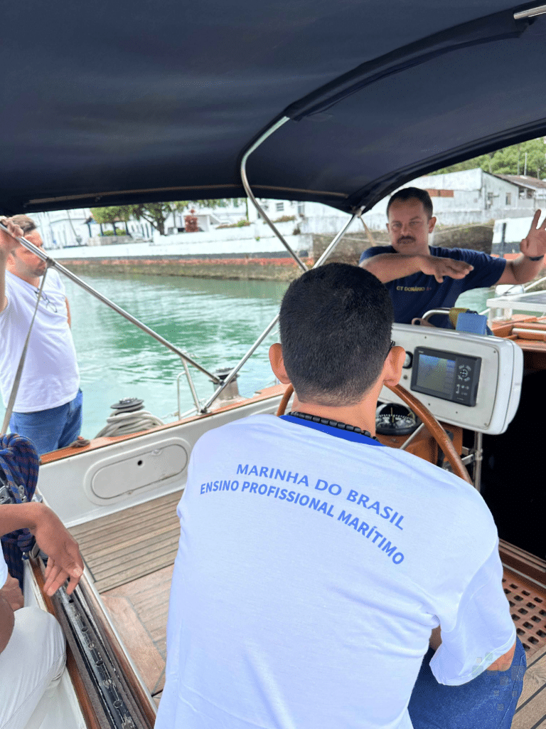 Marinha promove atividades educativas no Veleiro João das Botas em Salvador