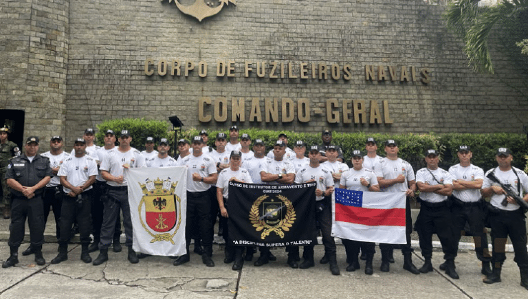 Fuzileiros Navais recebem alunos da PMERJ para intercâmbio de tiro