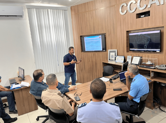 Capitania dos Portos da Bahia recebe alunos da ESG