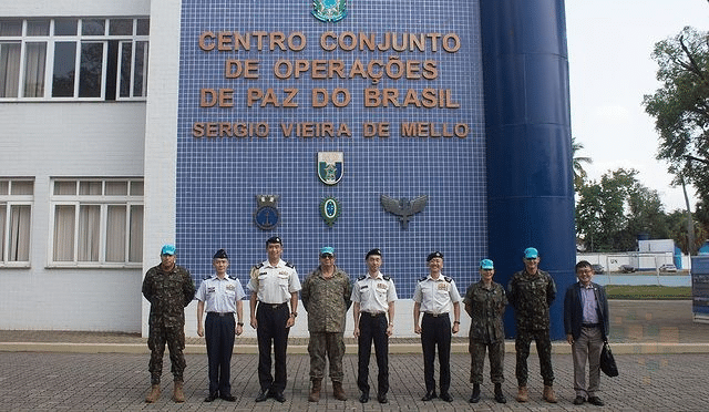 Delegação japonesa visita CCOPAB e estreita laços em operações de paz