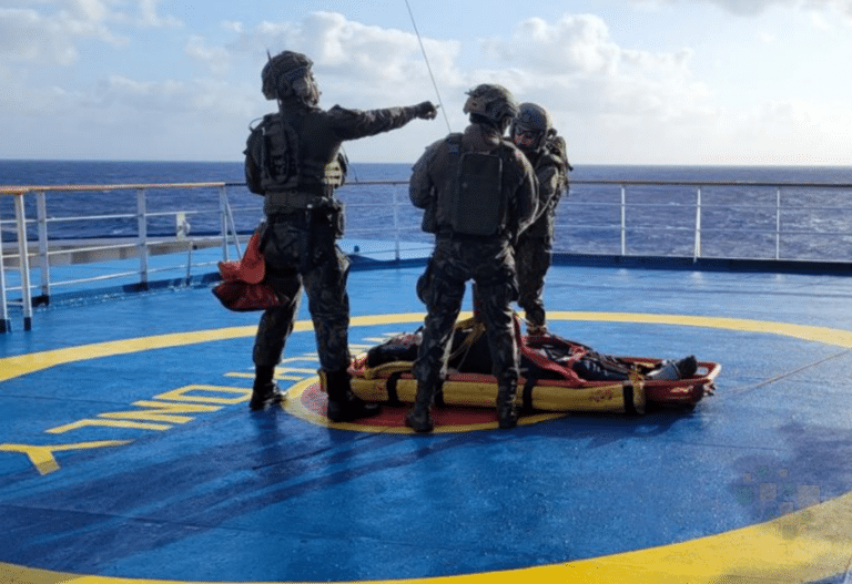 Marinha e FAB atuam juntas em resgate aéreo de tripulante no litoral cearense