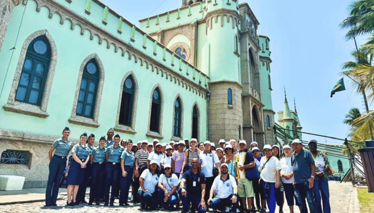 Marinha organiza visita de idosos à Ilha Fiscal para estimular bem-estar