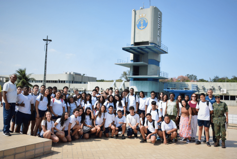 Marinha inspira valores e cidadania em visita de alunos ao CEFAN