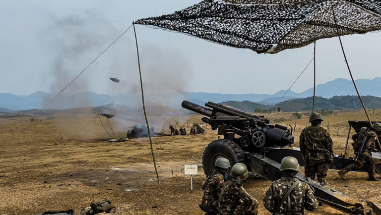 Comando Militar do Leste conduz treino com tiros reais de artilharia