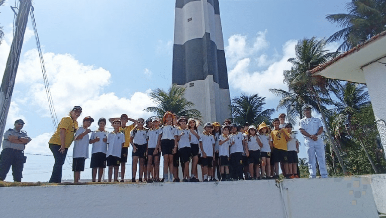 Visita ao Farol de Olinda ensina crianças sobre segurança marítima
