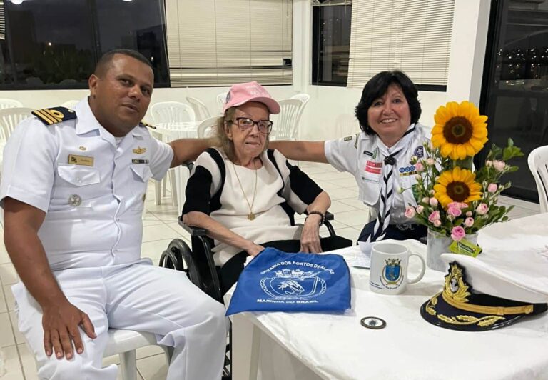 Capitão dos Portos de Alagoas visita heroína alagoana da 2ª Guerra Mundial