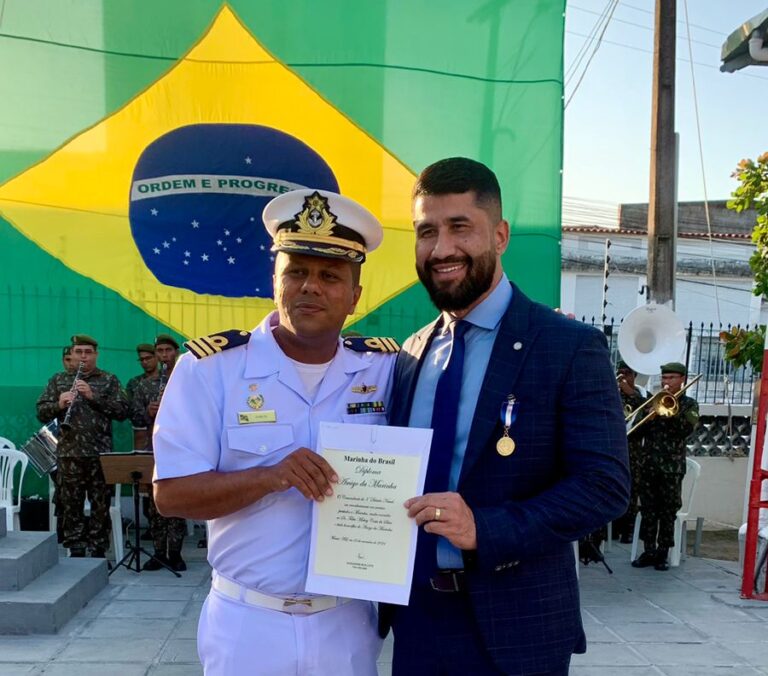 Deputado Fábio Costa é condecorado com a Medalha Amigos da Marinha, em Maceió