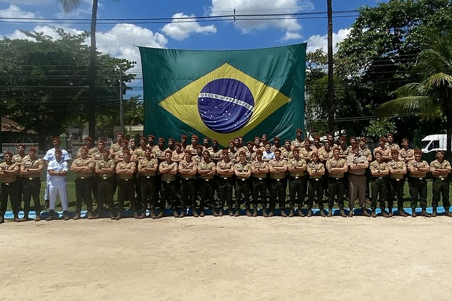 Escola de Paraquedistas forma 47 novos mestres de salto no RJ