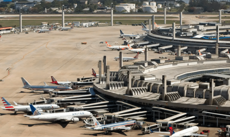 Aviões da Força Aérea Britânica fazem pouso de emergência no Rio