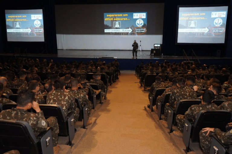 Comandante do Exército dialoga sobre a carreira com Cadetes da AMAN
