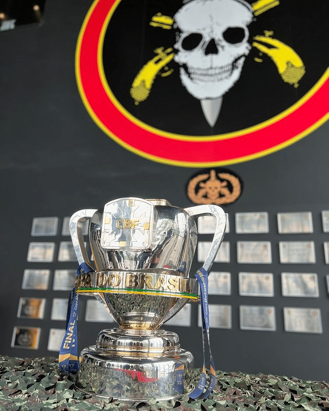 BOPE celebra a conquista do Flamengo com visita da taça da Copa do Brasil