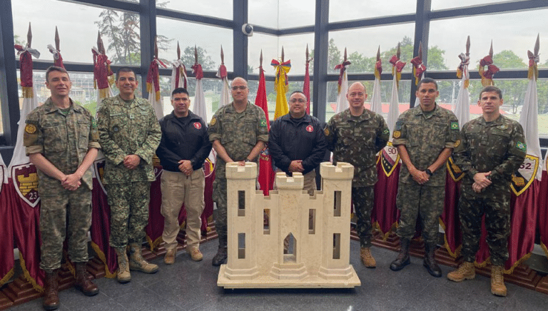 Oficiais da Marinha e Exército apoiam desminagem humanitária na Colômbia