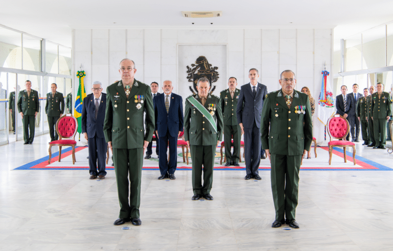 Passagem de chefia no CCIEx marca novo ciclo no Exército