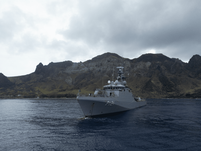 Navio-Patrulha “Apa” apoia pesquisa e segurança na Ilha da Trindade