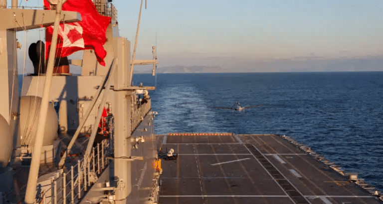 Bayraktar TB3 faz história ao decolar de porta-aviões turco
