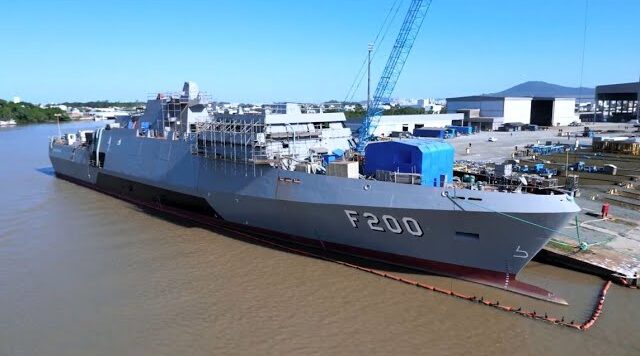 Fragata Tamandaré inicia testes de cais em Itajaí
