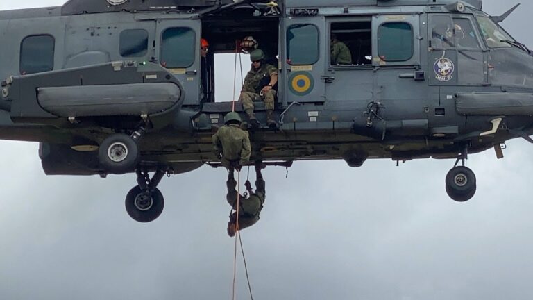 Fuzileiros Navais realizam rapel de helicóptero em treinamento desafiador