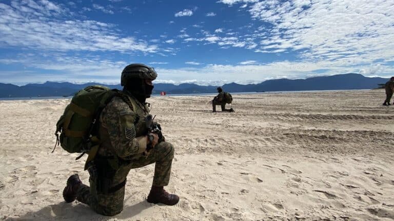 Fuzileiros Navais do Brasil e França realizam exercício de Interoperabilidade histórico