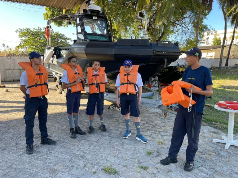 Escoteiros do Mar participam de palestra sobre segurança náutica em Maceió