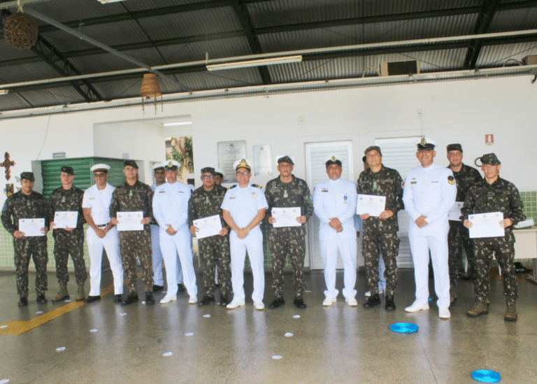 Agência Fluvial de Tefé homenageia Brigada de Selva por cooperação militar