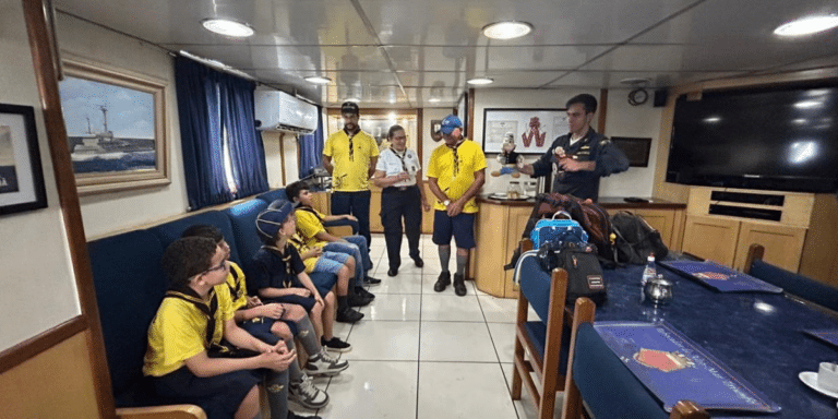 Navio Rebocador Triunfo recebe Escoteiros do Mar em Natal