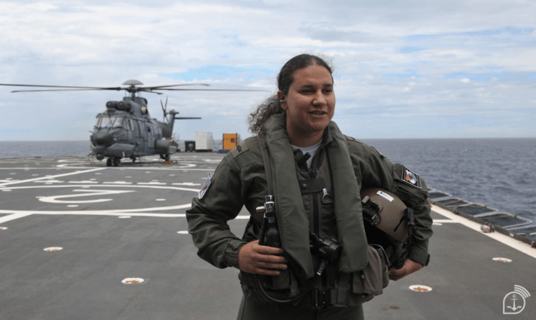 Primeira mulher realiza pouso embarcado em navio da Marinha