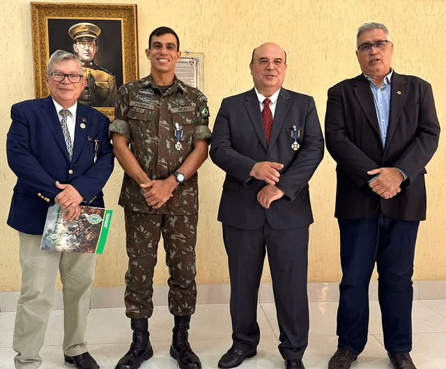 Comandante do 28° BC e membros do GRUSEF recebem Medalha Antônio Vieira