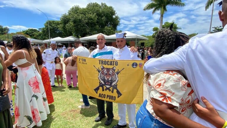 Novos Fuzileiros Navais celebram formatura em cerimônia emocionante