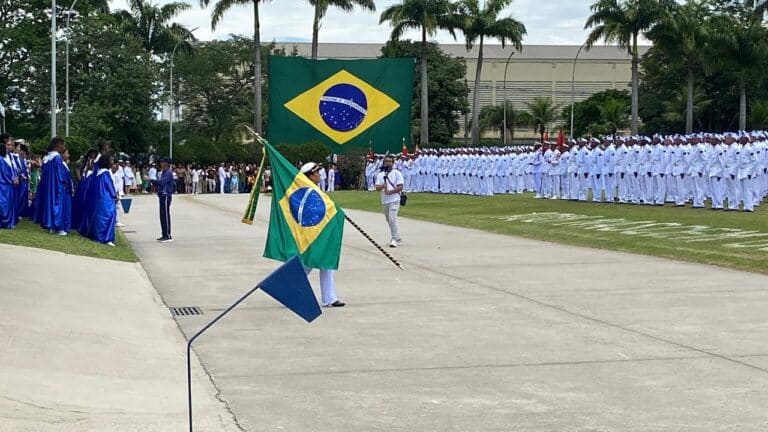Novos Fuzileiros Navais desfilam em honra à Bandeira Nacional
