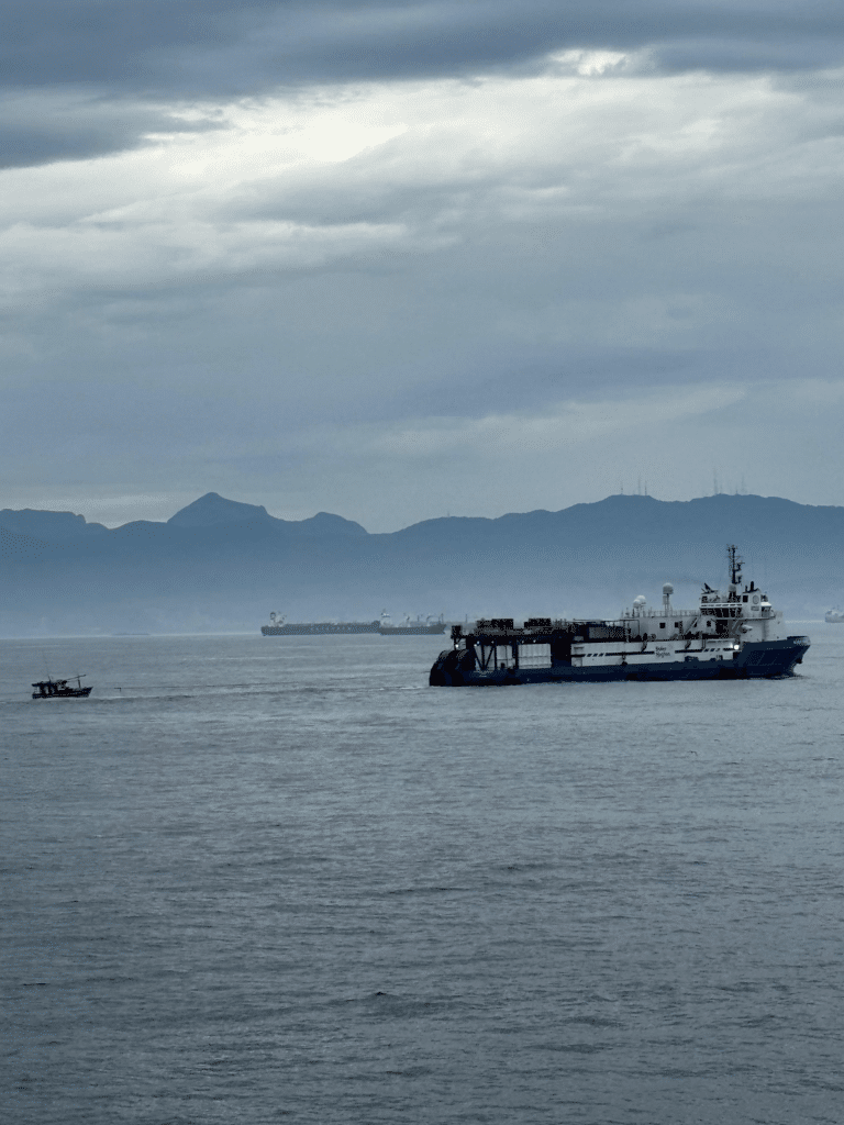 Navio-Patrulha Oceânico APA resgata pescadores à deriva no RJ
