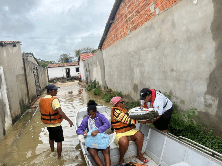 Marinha do Brasil auxilia no resgate de vítimas das enchentes na Bahia