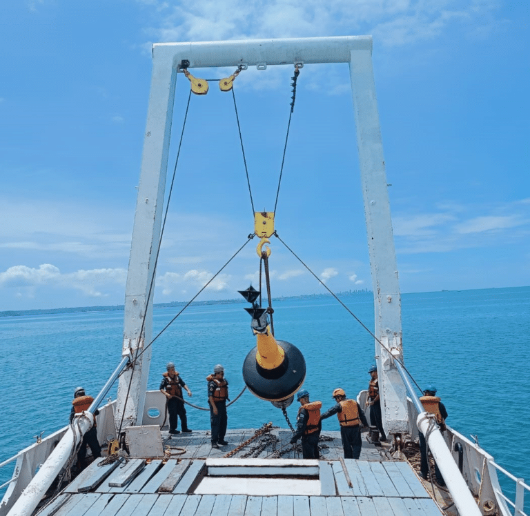 Navio Tenente Boanerges realiza manutenção no porto de Madre de Deus