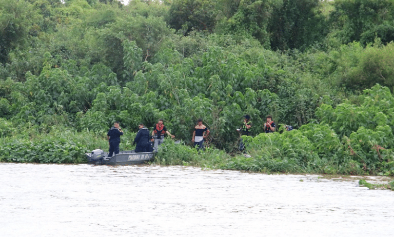 Marinha resgata cinco náufragos no Rio Paraguai com agilidade