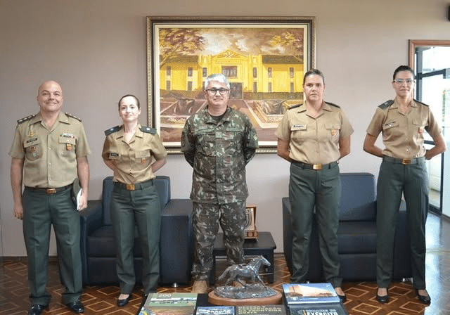 General Vasques cumprimenta promovidos na 9ª RM em MS