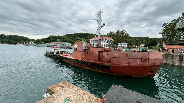 Base Naval de Aratu realiza manutenção no rebocador “Saga Pedro”