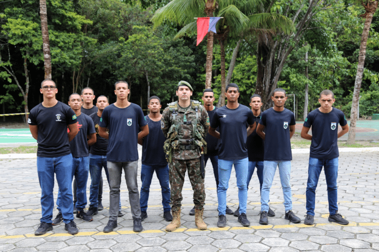 Jovens soldados do CMNE concluem serviço militar com honras