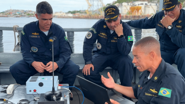 Marinha realiza testes inovadores de telefone submarino em Arraial do Cabo